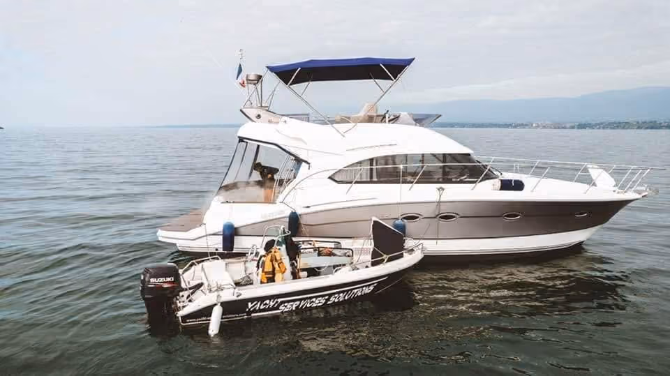 Le bateau d'intervention Yacht Services Solutions le long d'un yacht à moteur, sur le lac Léman