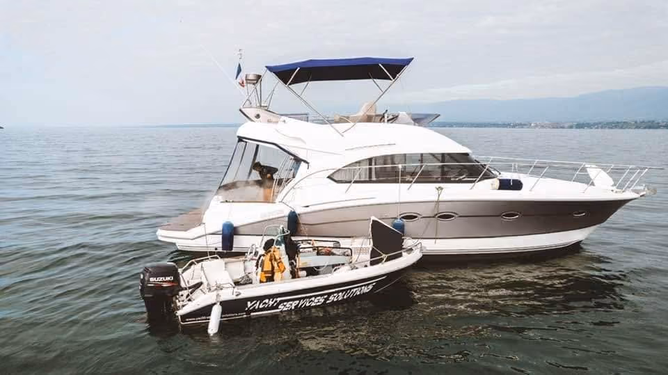 Le bateau d'intervention Yacht Services Solutions le long d'un yacht à moteur, sur le lac Léman
