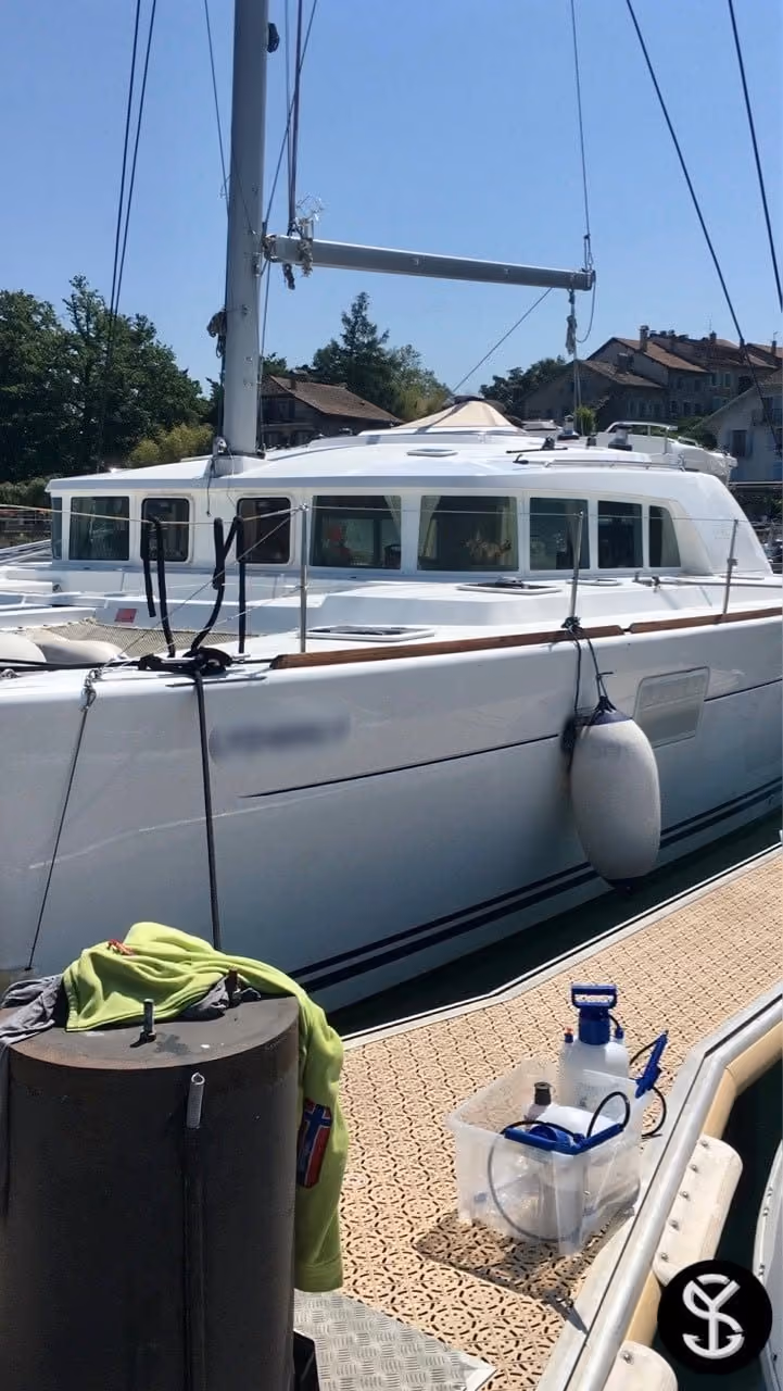 Matériel professionnel de nettoyage vapeur sur le ponton, à côté de la coque d’un bateau